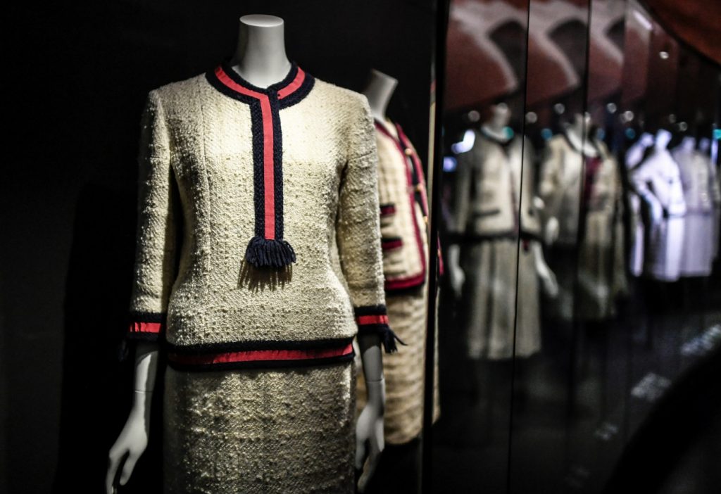 Deschopera universul CHANEL printr-o expozitie dedicata designerului Coco Chanel