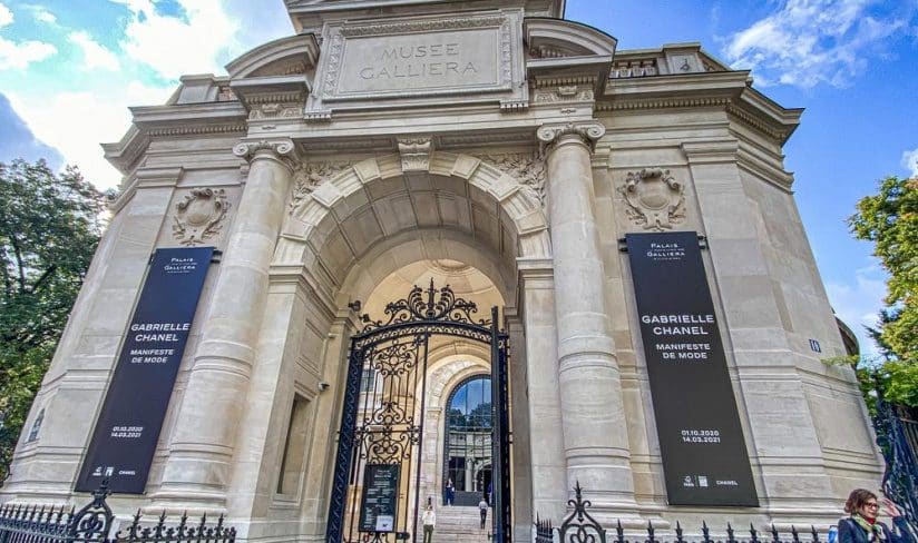 Deschopera universul CHANEL printr-o expozitie dedicata designerului Coco Chanel