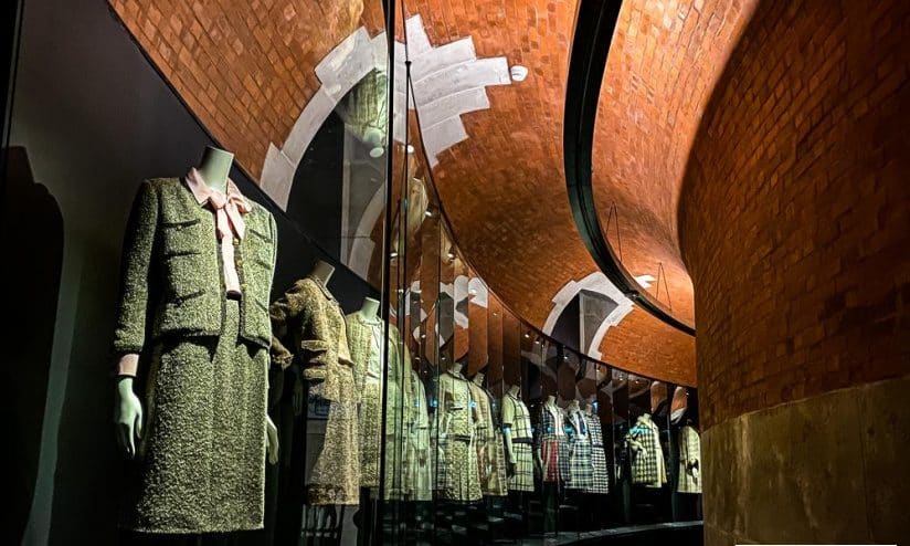 Deschopera universul CHANEL printr-o expozitie dedicata designerului Coco Chanel