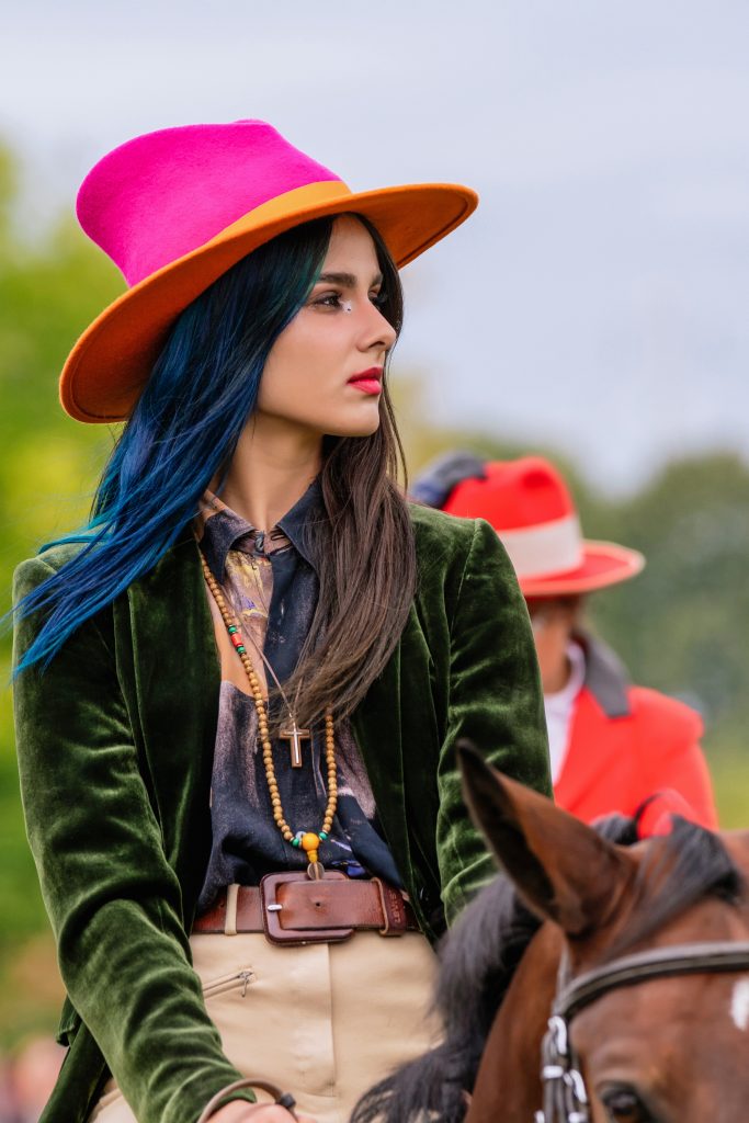 Designerul de palarii Corina Leca realizeaza accesorii personalizate