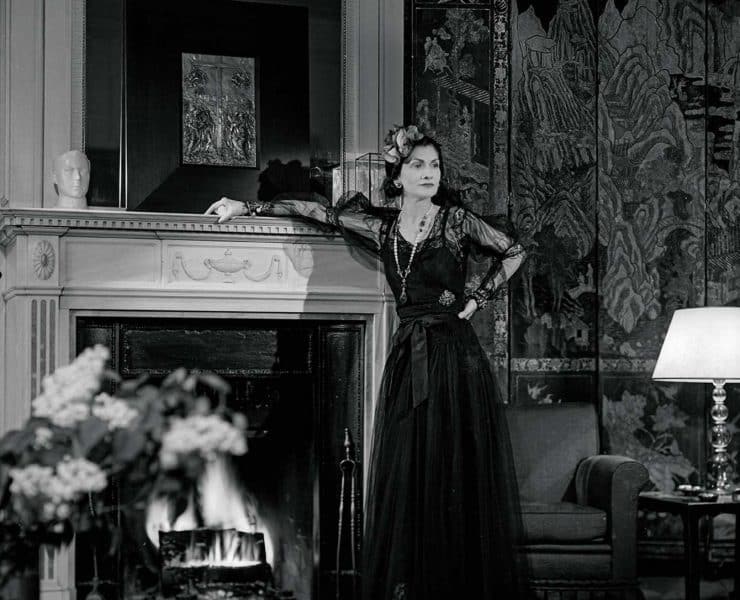 Deschopera universul CHANEL printr-o expozitie dedicata designerului Coco Chanel