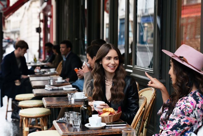 Afla totul despre viata lui Lily Collins actrita din serialul Emily in Paris