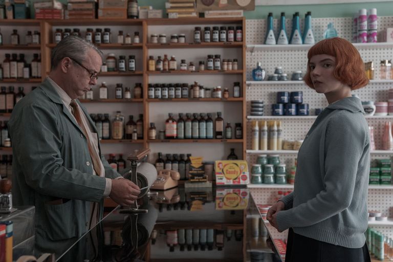 Noul serial Netflix The Quuen's Gambit are ca tema centrala sahul si adictia de calmante