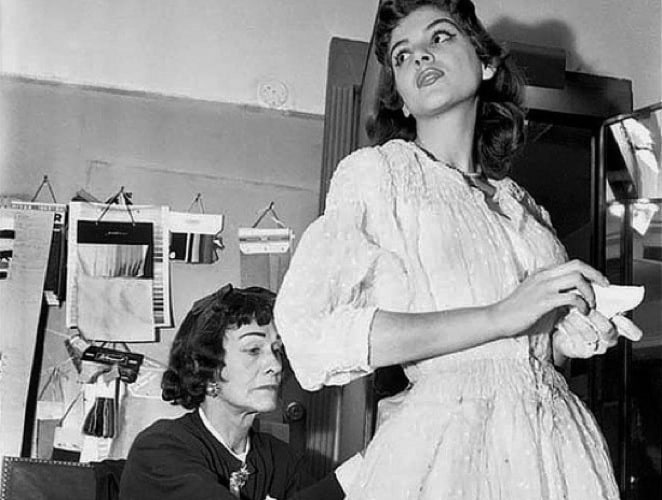 Deschopera universul CHANEL printr-o expozitie dedicata designerului Coco Chanel