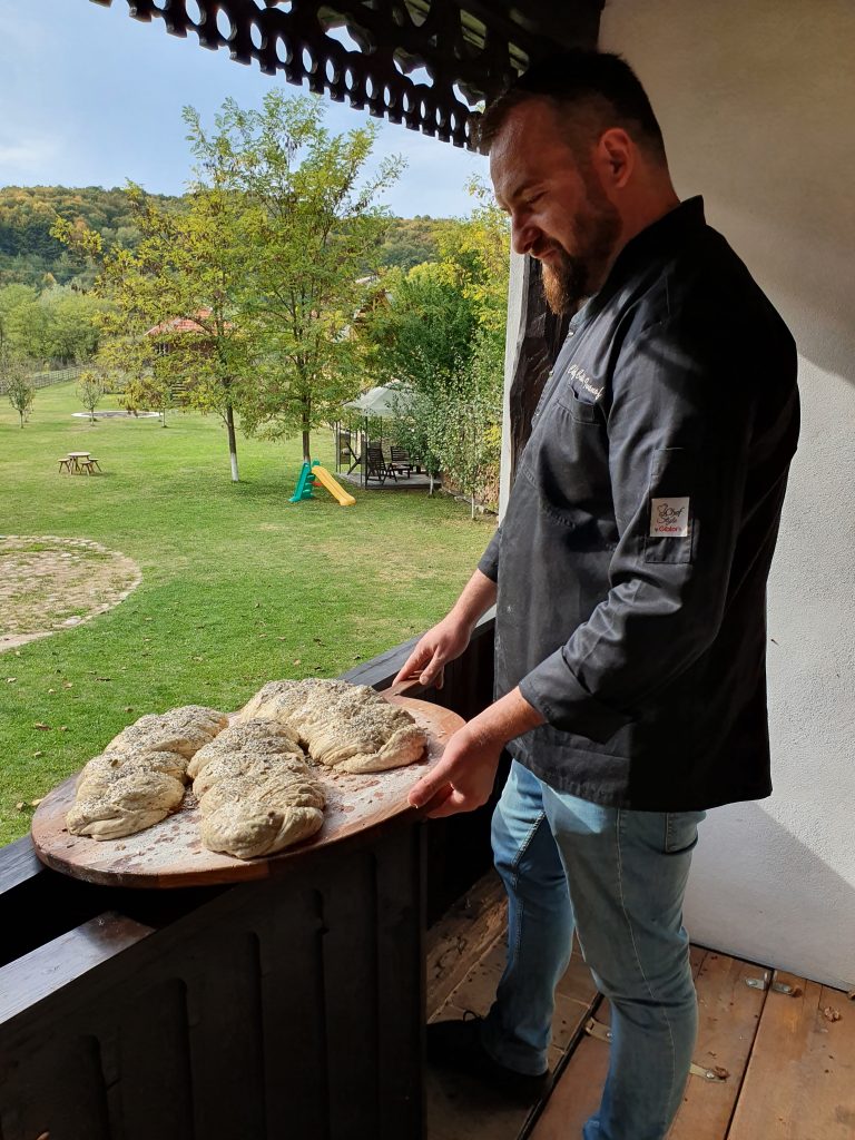 Chef Catalin Ivanof gateste pentru corporatisti si e pasionat de bucataria straveche romaneasca!