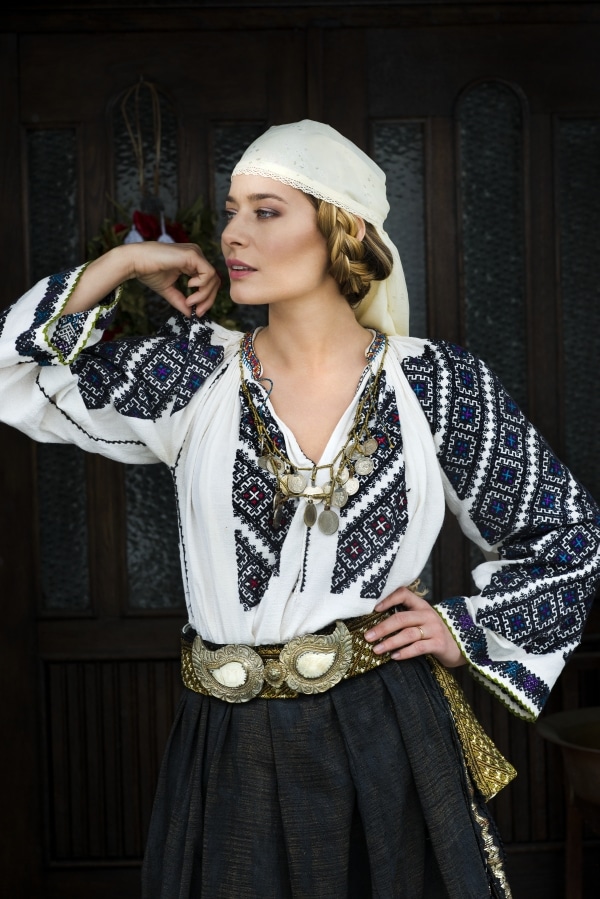 Iuliana Tudor lanseaza filmul "Port Valoare si Splendoare" prima productie documentara despre ia romaneasca