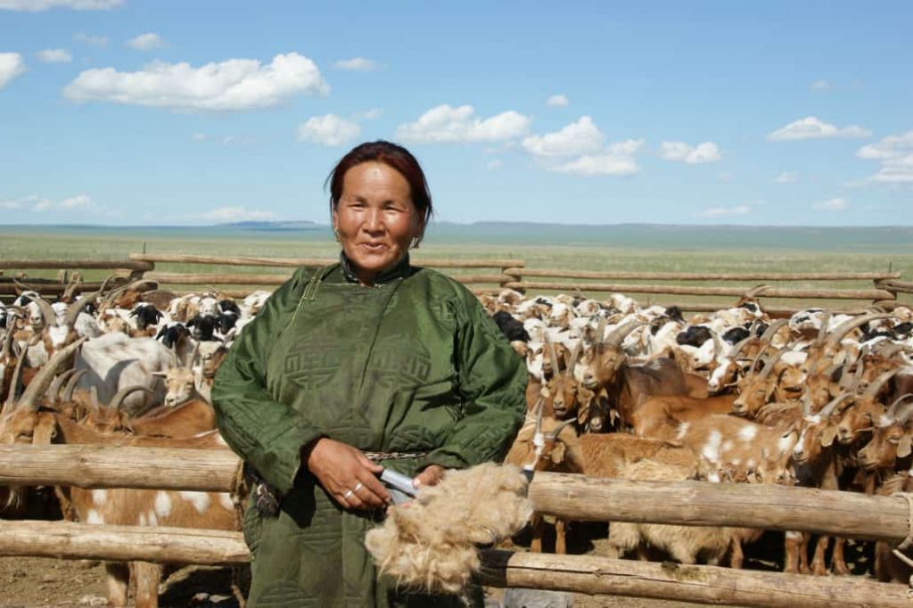 COS colaboreaza cu Aid by Trade Foundation pentru colectia din casmir