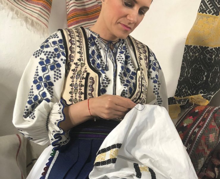 Iuliana Tudor lanseaza filmul "Port Valoare si Splendoare" prima productie documentara despre ia romaneasca