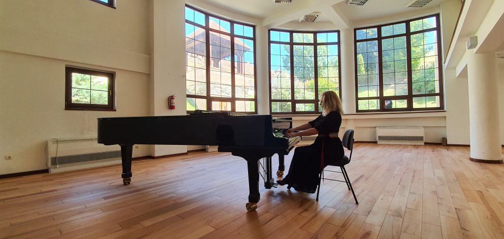Madalina Pasol una dintre cele mai talentate pianiste din Romania