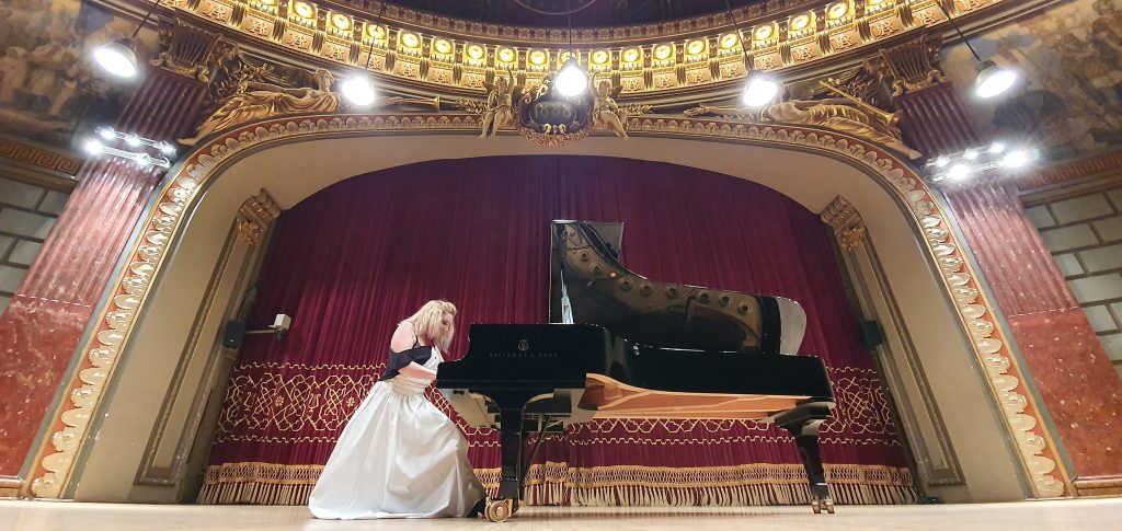 Madalina Pasol una dintre cele mai talentate pianiste din Romania