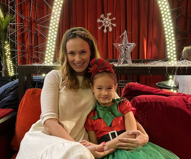 Jurnalista Liana Alexandru a lansat cartea "Cea mai frumoasa noapte/Cea mai frumoasa zi"