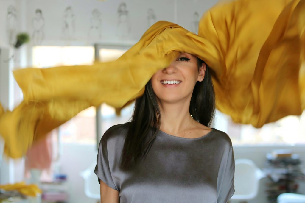 Designerul Laura Hincu povesteste despre buiness-ul cu matase si casmir