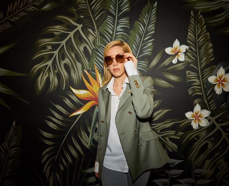 Sonia Argint reinterpreteaza costumul office alaturi de CRISTALLINI