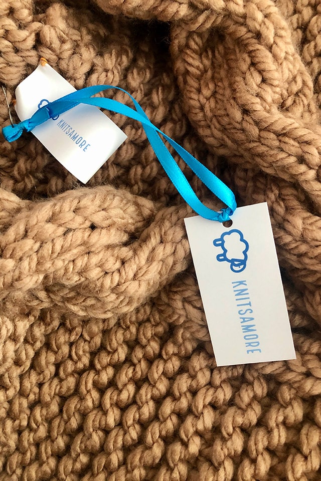 KnitsAmore pulovere facute in Romania