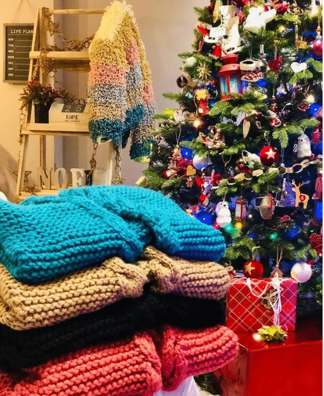 KnitsAmore pulovere facute in Romania