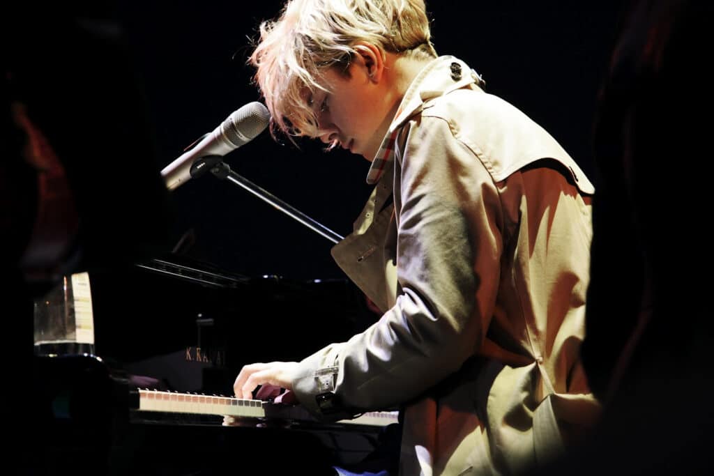 Tom Odell in Romania canta pentru refugiatii din Ukraina