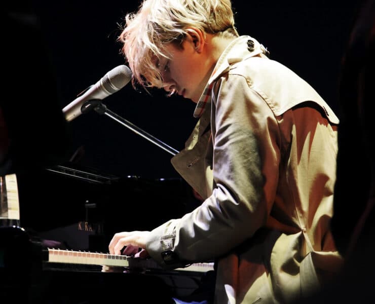 Tom Odell in Romania canta pentru refugiatii din Ukraina